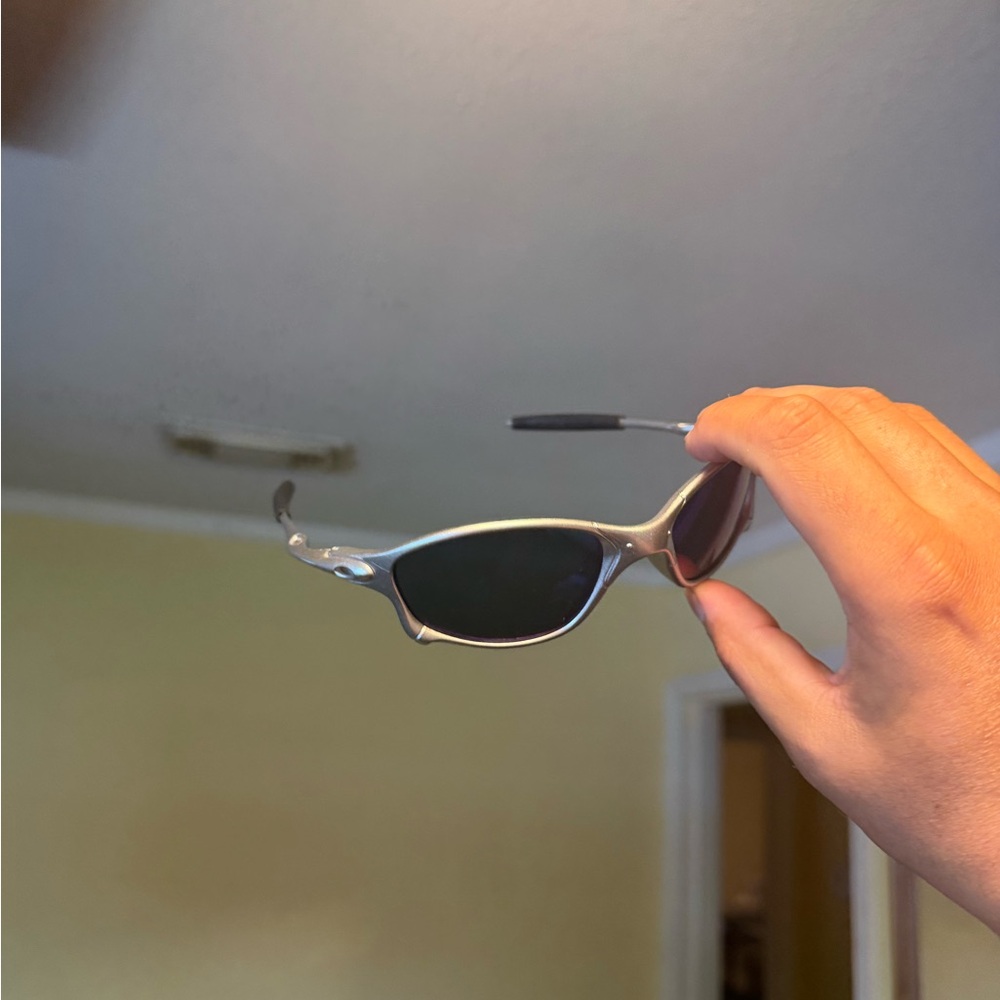 Sporty Silver Frame Sunglasses with Dark Lenses Oakley Oakleys